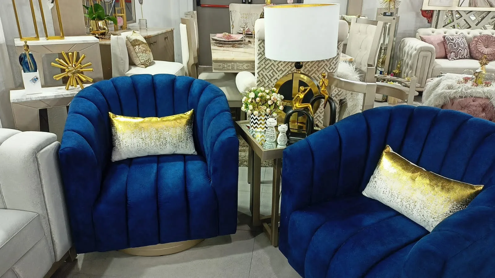 Sillón giratorio canalizado con base dorada