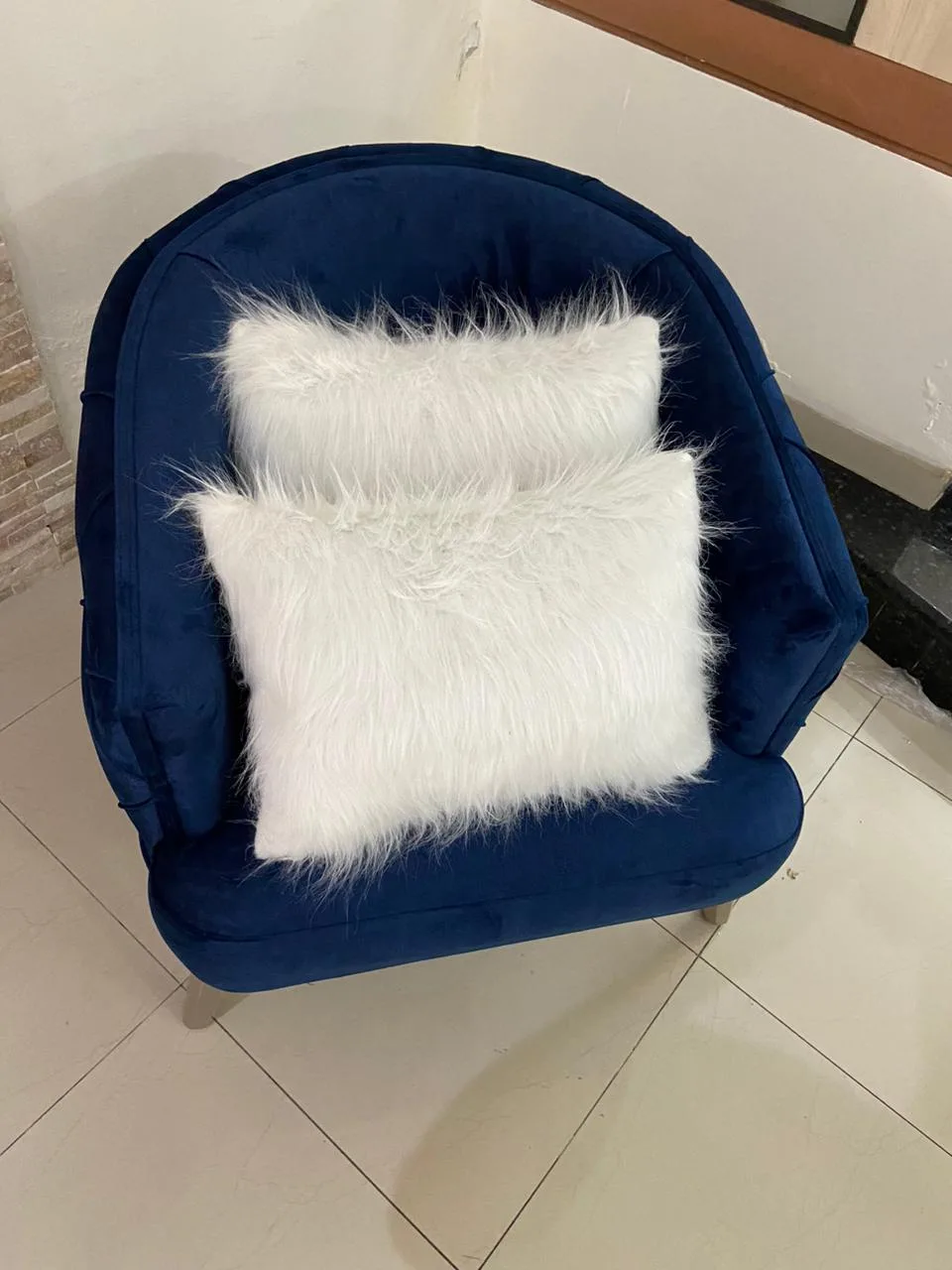 Sillón liso azul marino con patas cromadas
