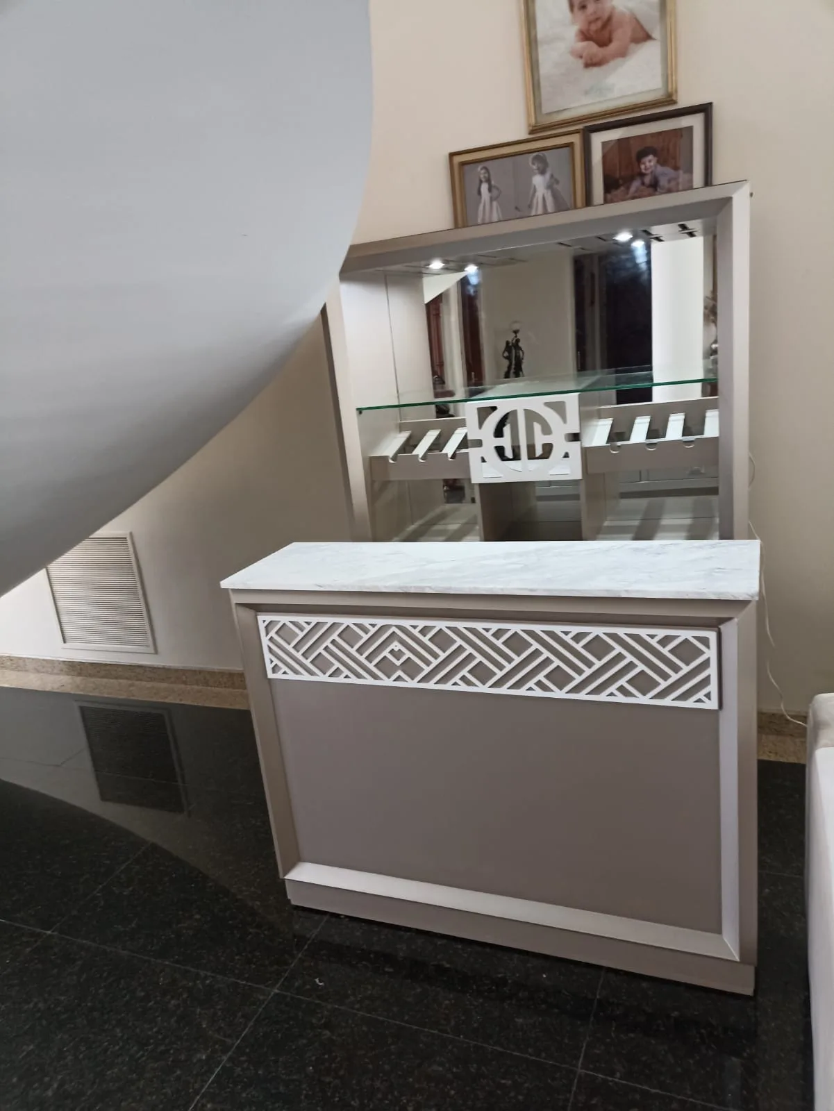 Vitrina bar con panel fretwork